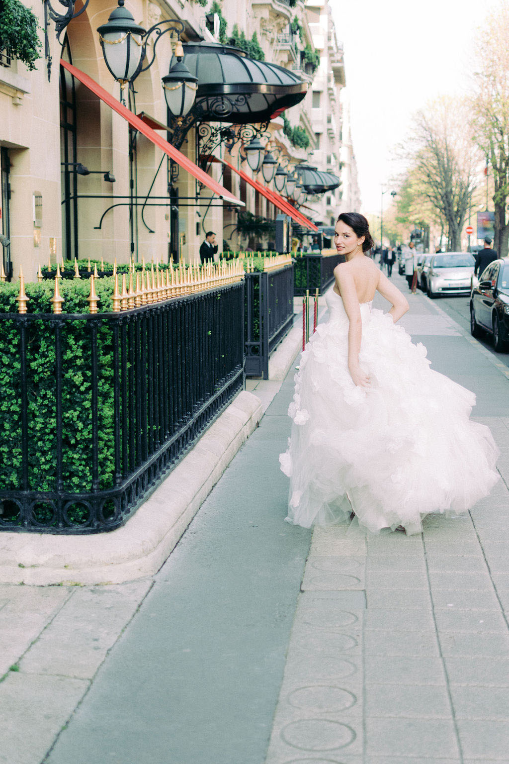 une femme court devant le plaza athenée